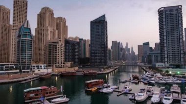 Dubai, Birleşik Arap Emirlikleri - 23 Şubat 2019: Dubai Marina'da hareket eden teknelerin havadan çekilmiş fotoğrafı