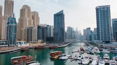 Dubai, Birleşik Arap Emirlikleri - 24 Şubat 2019: Dubai Marina'da hareket eden teknelerin havadan çekilmiş fotoğrafı