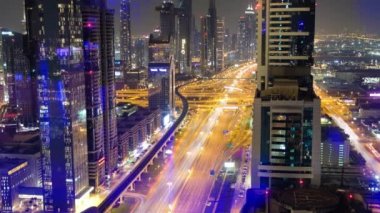 Dubai, Birleşik Arap Emirlikleri - 22 Şubat 2019: Şehir merkezinde gece hareketli trafik havadan zaman atlamalı çekim