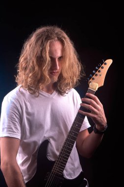 Siyah gitarını tutan sarı saçlı beyaz adam