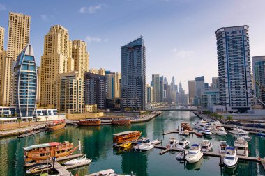 Tekne ve binalarla Dubai marinası, Birleşik Arap Emirlikleri