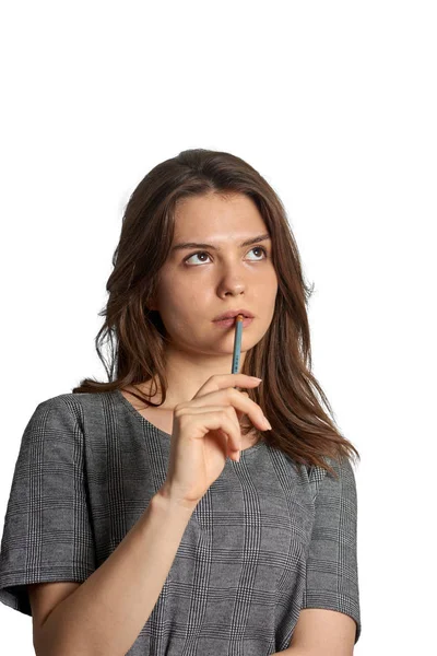 Тонкая молодая девушка с карандашом во рту — стоковое фото