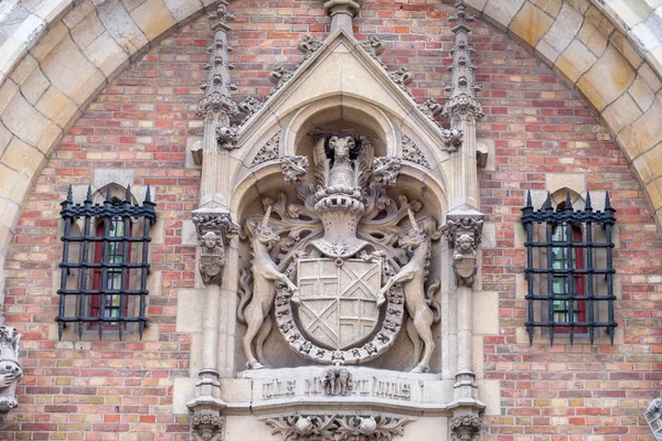 Герб над входом в больницу Святого Иоанна в Брюгге, Бельгия — стоковое фото