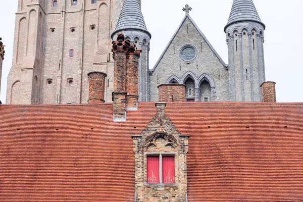 Dach budynku położonego w pobliżu kościoła Matki Bożej w Brugii, Belgia — Zdjęcie stockowe