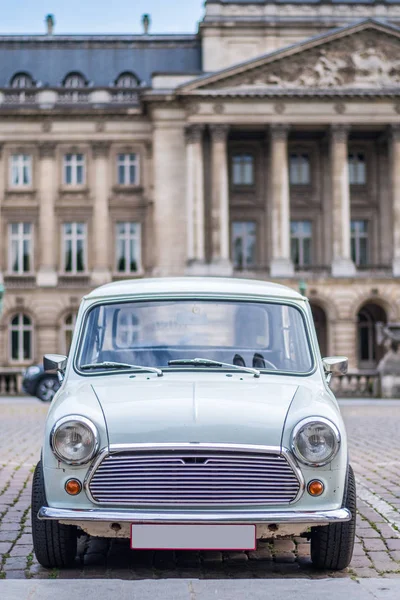 Velho carro em frente ao Palácio Real Oficial de Bruxelas — Fotografia de Stock