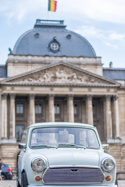 Old looking car in front of the Official Royal Palace of Brussels — Stock Photo, Image