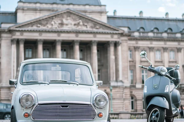 Coche de aspecto antiguo frente al Palacio Real Oficial de Bruselas — Foto de Stock