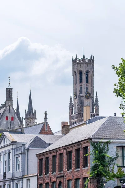 Vista a la torre de la Iglesia de Nuestra Señora en Brujas, Bélgica — Foto de Stock