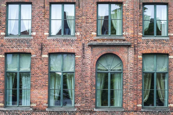 Casa de tijolos em Djiver Canals em Bruges, Bélgica — Fotografia de Stock