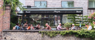 İnsanlar bir kafede bir mola