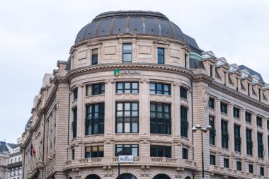 Şehir merkezinde Abn Amro binası