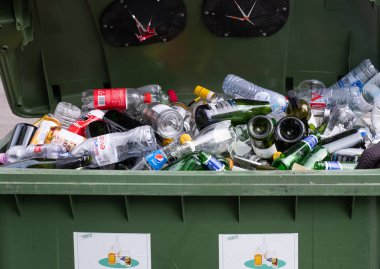 Çöp konteynerleri şişe bol