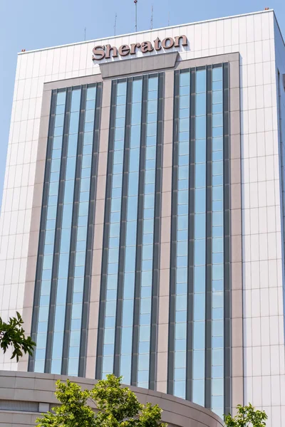 Будівля бізнес-центру готелю Sheraton skytower — стокове фото