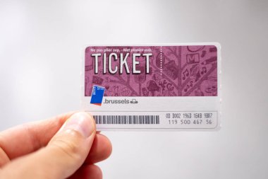 El bir metro bileti tutarak