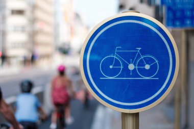 Yolda mavi sokak bycicle işareti