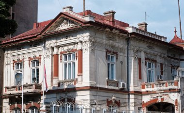 Bükreş'te kırmızı çatılı eski bina