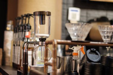 Bir kafe dükkanı barda cam ve su ile Kahve bira makinesi