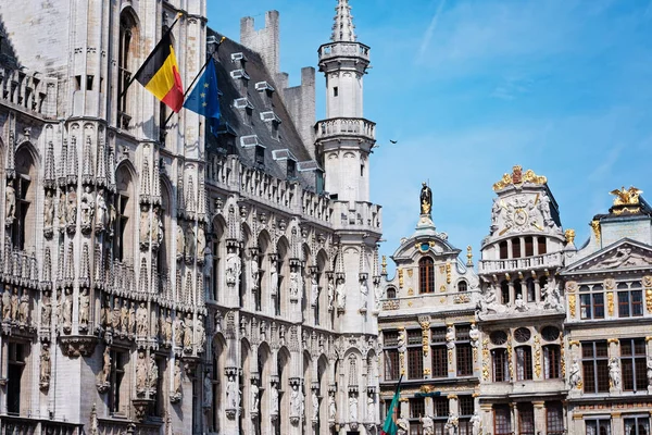 Grande place à Bruxelles avec ornements dorés et ciel bleu — Photo