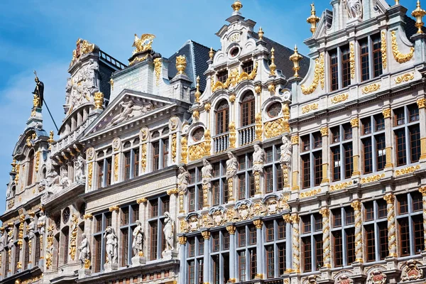 Grande place à Bruxelles avec ornements dorés et ciel bleu — Photo