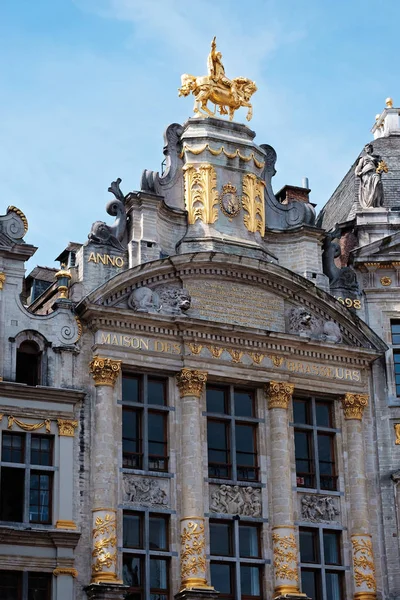 Grand Place στις Βρυξέλλες με χρυσά στολίδια και γαλάζιο ουρανό — Φωτογραφία Αρχείου