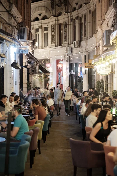 İnsanlar eski tarihi cen restoran ve barda dinleniyor — Stok fotoğraf