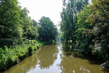 Bruges şehrinin bir parkta Nehir