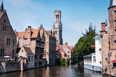 Bruges Çan Kulesi ve ünlü nehir