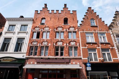 Bruges klasik tarzı tuğla bina