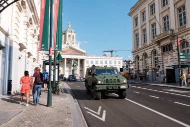 Mont des Arts caddesinde askeri araba sürme