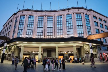 Önünde insanlar ile Merkez istasyonu
