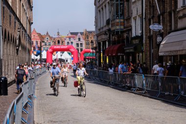 Sokakta bisiklete binen insanlar