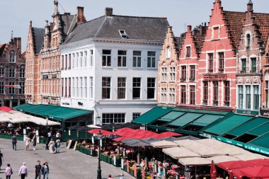 Market Meydanı binaları ile insanlar seyahat