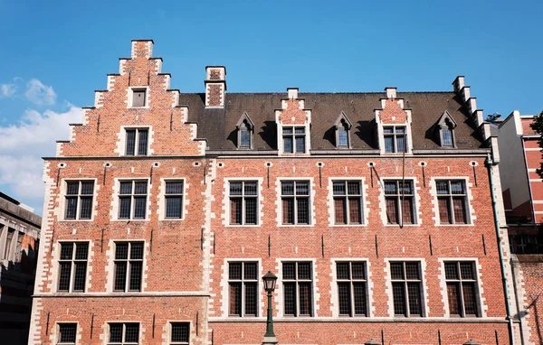 Bakstenen gebouw in klassieke stijl in Brugge — Stockfoto