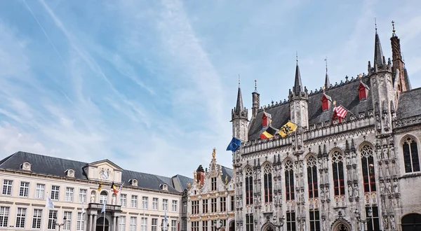 Die marktplatzgebäude in brugge, belgien — Stockbild Die Gebäude des Marktplatzes in Brügge — Stockfoto