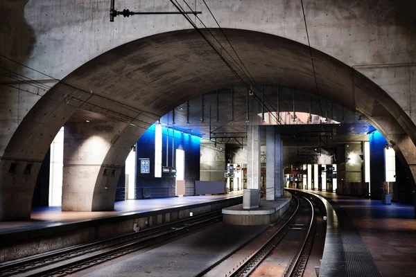 Tunnelbana i Bryssel upplyst med blått ljus — Stockfoto