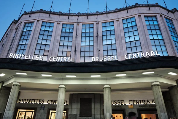 Inngang til Brussel sentralstasjon om kvelden – stockfoto