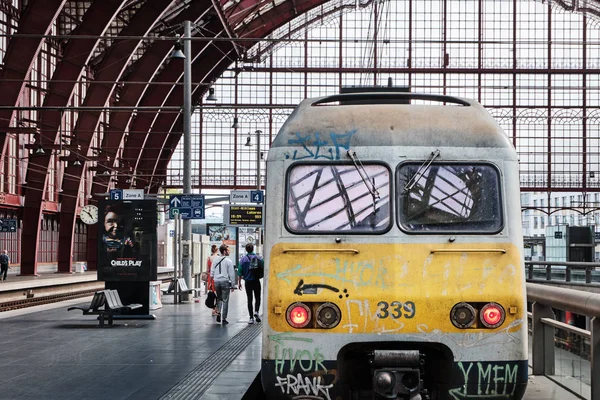 Gammalt tåg täckt av graffiti i Central Train Station — Stockfoto