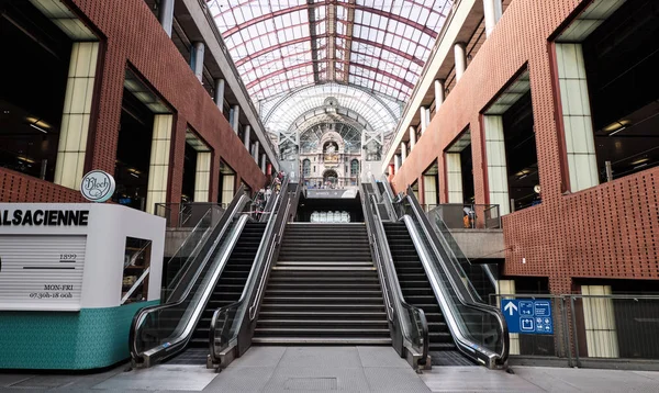 Escadas rolantes para o nível superior da estação ferroviária central — Fotografia de Stock