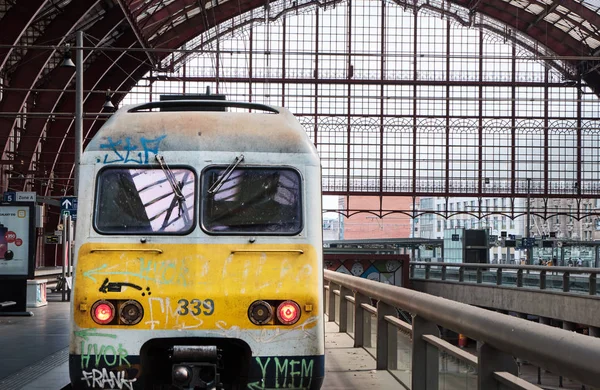 Gammalt tåg täckt av graffiti i Central Train Station — Stockfoto