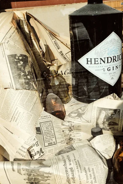 Hendrick 's 6 Liter Gin mit alten Zeitungen — Stockfoto