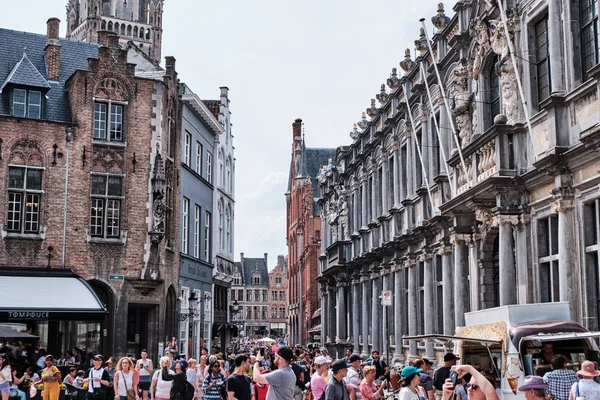 Edificios de la Plaza del Mercado con personas viajando — Foto de Stock