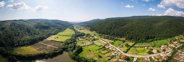 Disparo aéreo de drones de la ciudad de Campu Cetatii en las montañas —  Fotos de Stock