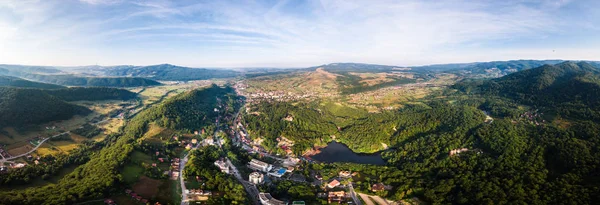 Ursu Gölü ile Sovata şehrinin havadan panoramik drone çekimi