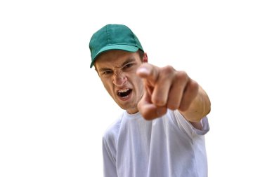 Yeşil şapkalı genç adam çığlık atıyor ve insanları motive ediyor.