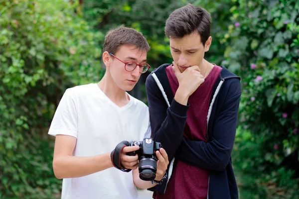 Młody mężczyzna fotograf mający a rozmowa — Zdjęcie stockowe