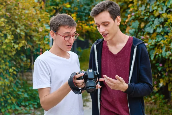 Młody mężczyzna fotograf mający a rozmowa — Zdjęcie stockowe