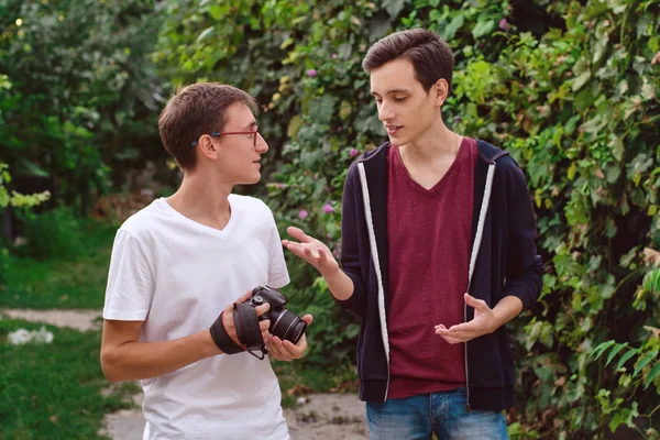 Joven fotógrafo teniendo una conversación —  Fotos de Stock