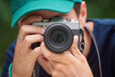 Retro tarzı kamera ile fotoğraf çeken adam