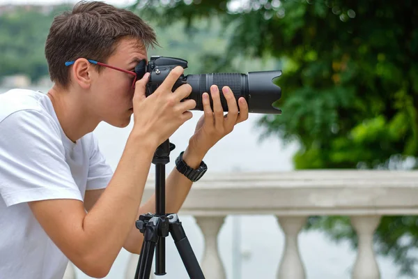 Uomo che scatta foto con un teleobiettivo — Foto Stock