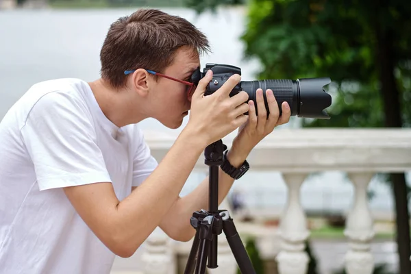 Homem tirando fotos com uma lente telefoto — Fotografia de Stock